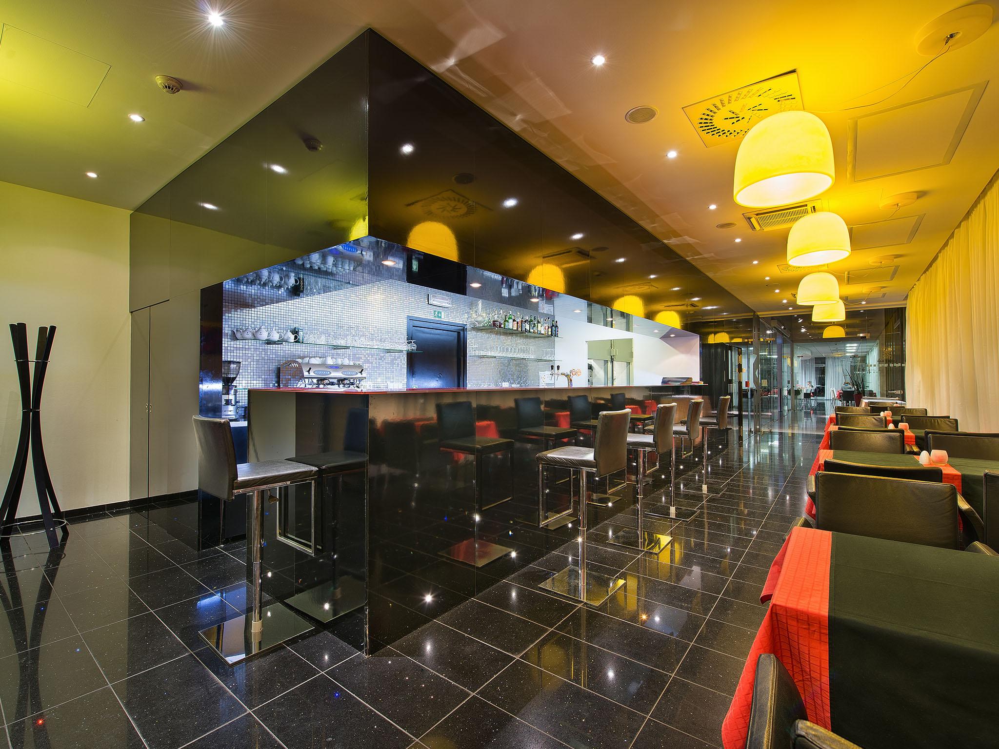 Ea Hotel Tereziansky Dvur Градец-Кралове Экстерьер фото