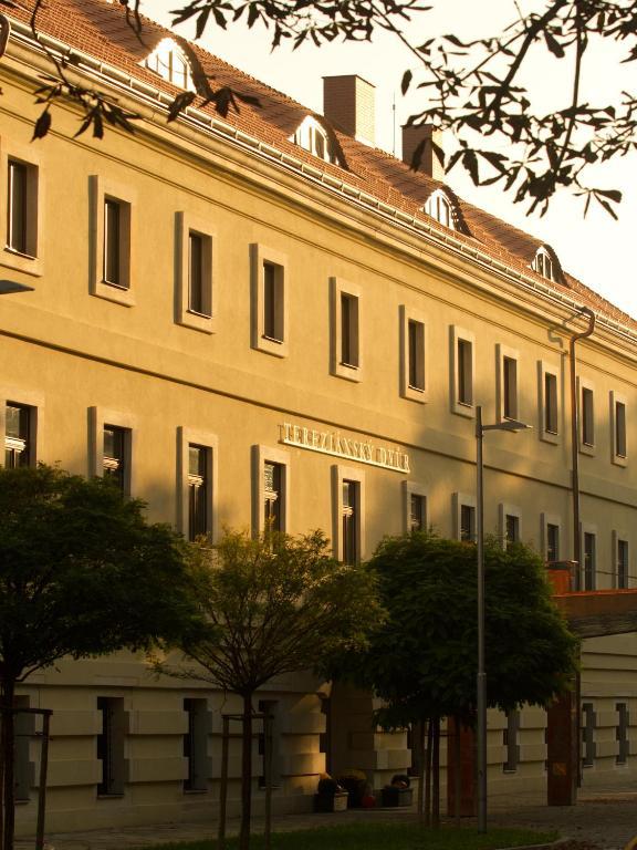 Ea Hotel Tereziansky Dvur Градец-Кралове Экстерьер фото